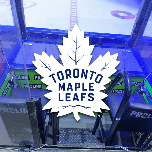 Sièges situés entre les bancs des Maple Leafs de Toronto.